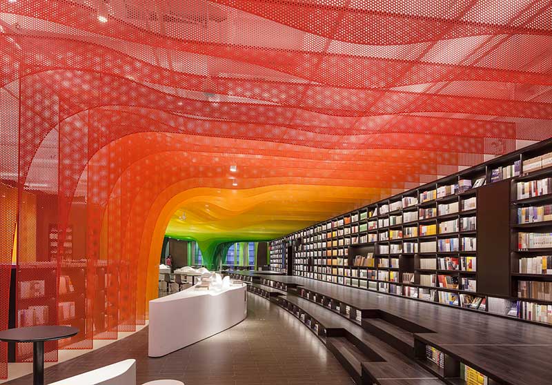 دکوراسیون داخلی کتابفروشی رنگین کمان با چندین متریال
