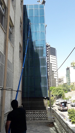 شستشوی نمای ساختمان تا ارتفاع ۱۴ متر بدون نیاز به داربست و بند باز