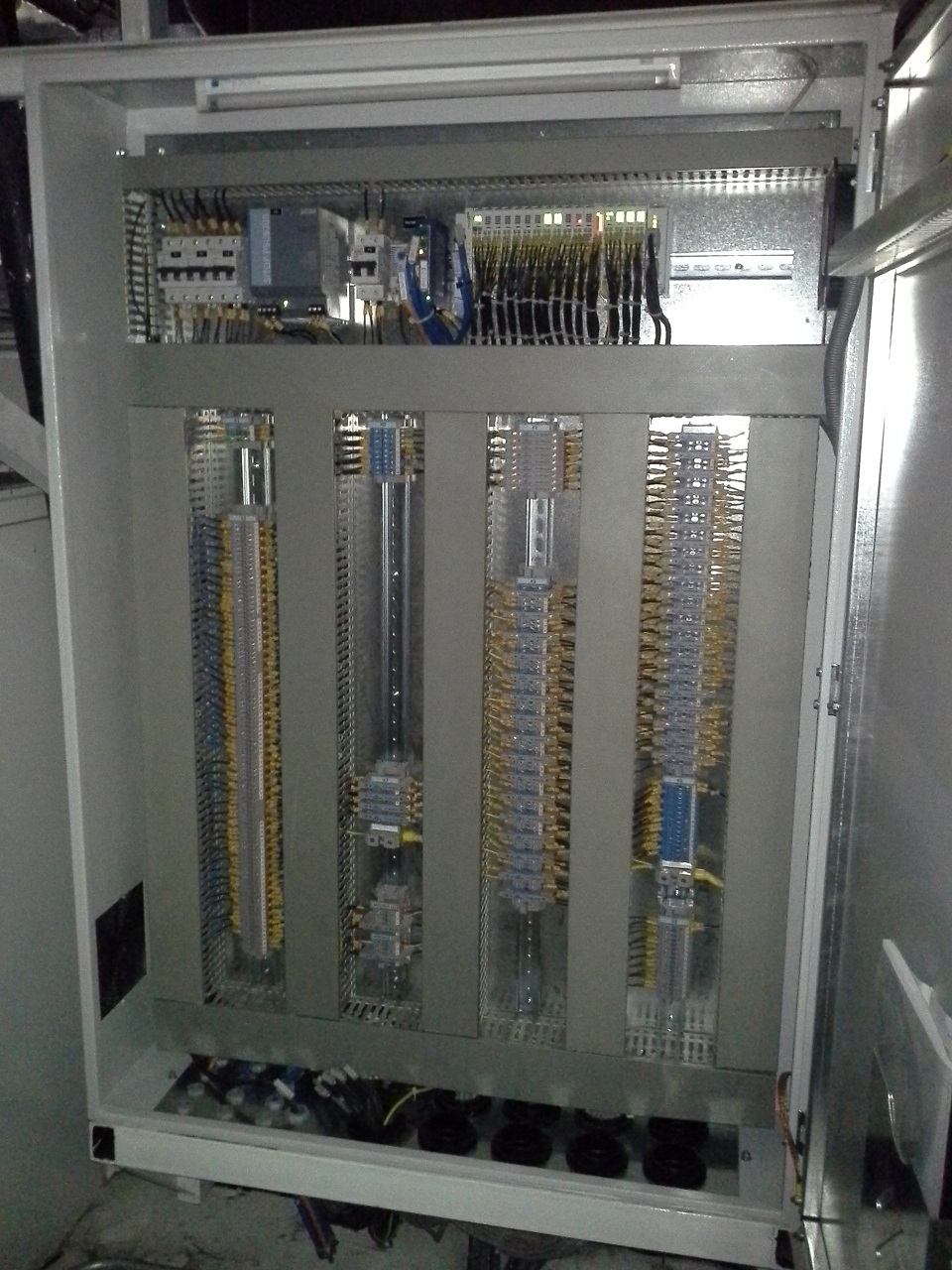 مجری انواع سیستم های برق و اتوماسیون صنعتی (PLC , HMI)
